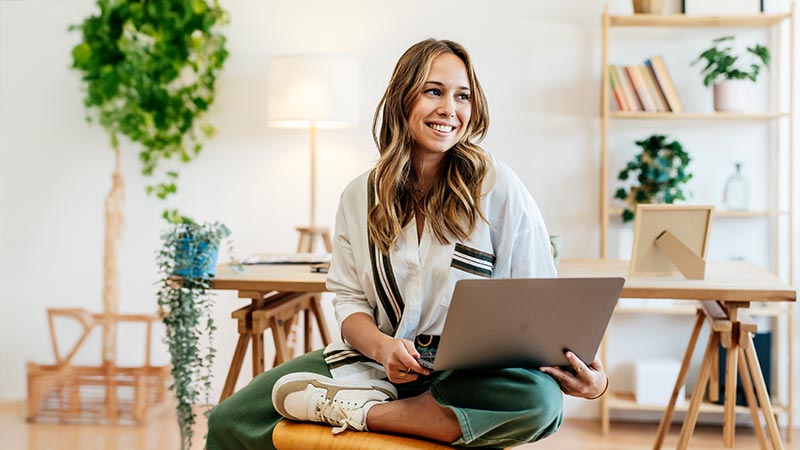 Junge Frau arbeitet im Home Office - flexible Arbeitsmodelle verhandeln Junge Frau arbeitet im Home Office - flexible Arbeitsmodelle verhandeln